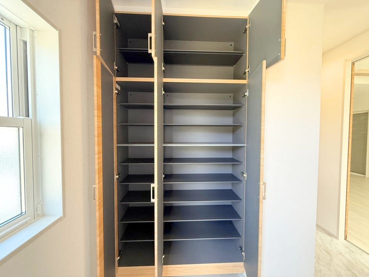 玄関がスッキリ片付く収納スペース付き♪たっぷり収納できると新しい靴が欲しくなりそう♪また、見やすい収納はお出掛け時の靴選びも楽しくなりそうです。