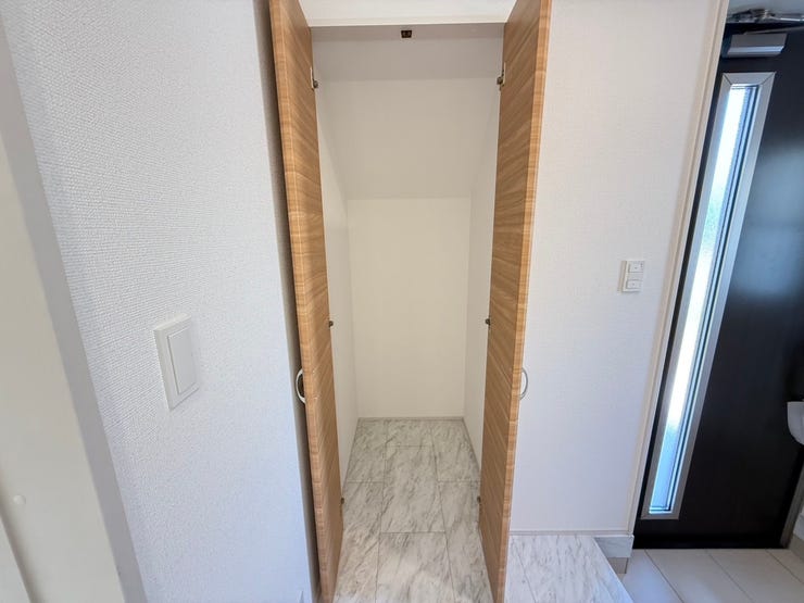 あると便利な玄関横収納。掃除用具やトイレットペーパーなどの日用品・よく着る上着・キャンプ用品などのアウトドアグッズなど用途によって使い方いろいろです♪