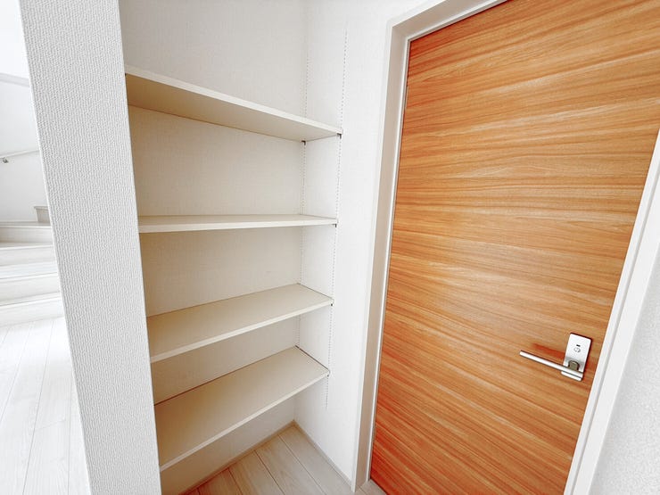 常温で長期保存できる食料品、さらにはサランラップなどよく使う台所用品などをストックできて便利なキッチン横の収納スペース♪扉がない分取り出しやすいのもいいですね♪