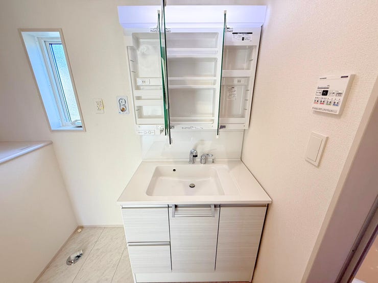 洗面台鏡裏の収納は歯ブラシ、化粧品、シェーバーなどの日用品をスマートに収納できるため、洗面台周りがごちゃつかず、来客時にも生活感を出さずに済みます。