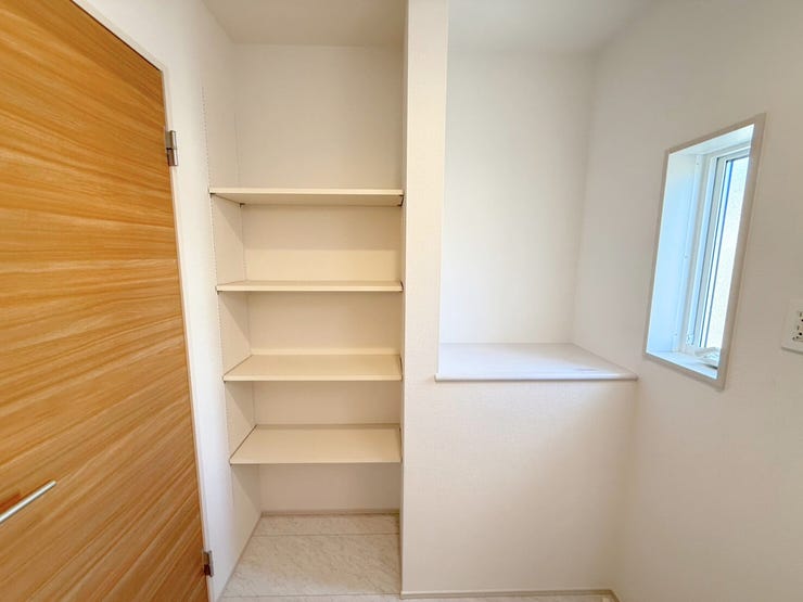 タオルや洗濯洗剤などをしまえる収納スペース付き!洗剤が切れた時にはすぐに補充することができ、タオルを置いておけばわざわざ持っていく必要もないので、忘れて拭く物がないという心配もなくなります。