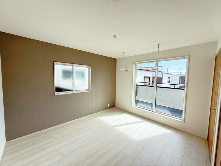 2階7帖洋室、別角度。バルコニーに面したお部屋なので掃き出し窓があり、日光が差し込みやすいため明るい空間が作れます。また、部屋が広く見える効果も♪お布団などを干しやすいのもうれしいポイント!