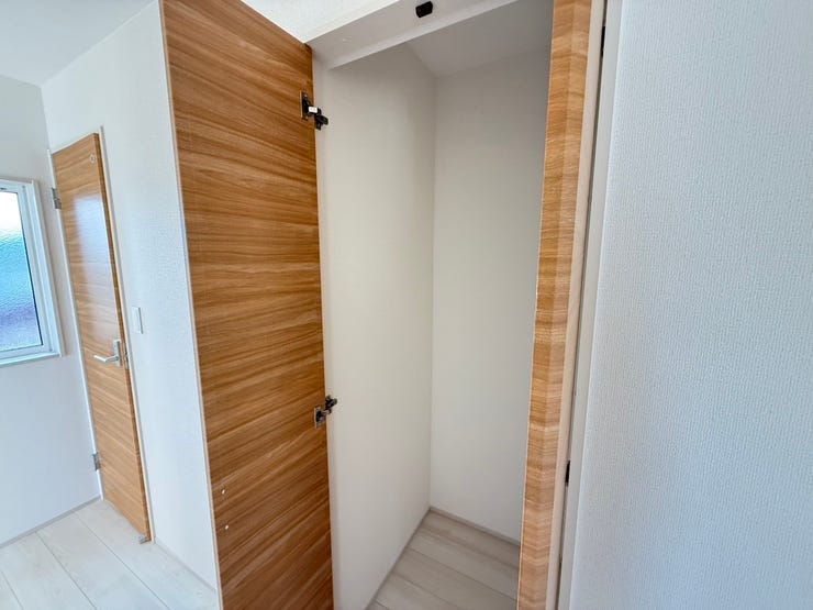 掃除用具やトイレットペーパーなどの日用品をしまえる2階の廊下収納♪居室の収納とは別に収納スペースがあることで、気兼ねなくサッとしまえてサッと取り出せます。