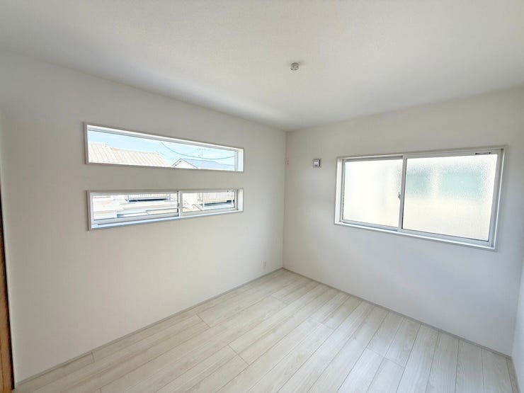 2階5.25帖洋室、別角度。窓が多めなので、採光が多く、また換気がしやすいので風通しが良くなるメリットがあります♪さらには部屋が広く見える効果も♪