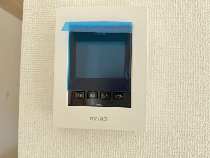 モニター付きインターホンはドアを開ける前にモニターで来訪者の顔を確認できるので、誰が来たのかを事前に判別し、不用意なドアの開放を防ぐことができます。