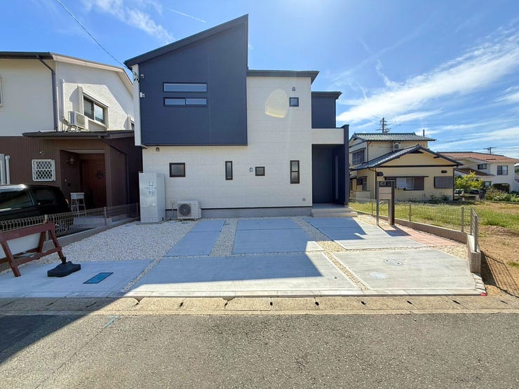 コンビニまで400m(徒歩5分)で買い物便利♪食事を簡単に済ませたい日やちょっと何か食べたい時などの買い物時にうれしい距離です♪仕事帰りにホットスナックを買う楽しみが増えそうですね♪