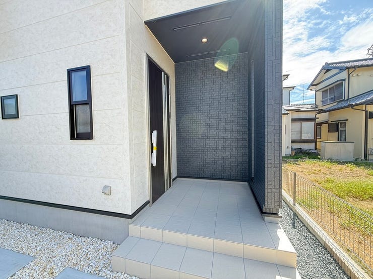 玄関ポーチは屋根付きで、雨天時にゆとりをもって傘をさしたり、たたんだりができます。また、ドアの開閉時に雨風が室内に吹き込みにくいのもうれしいポイントです。