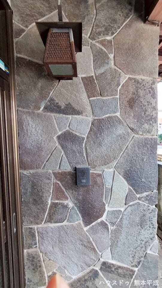 和風な石がポイントの玄関!