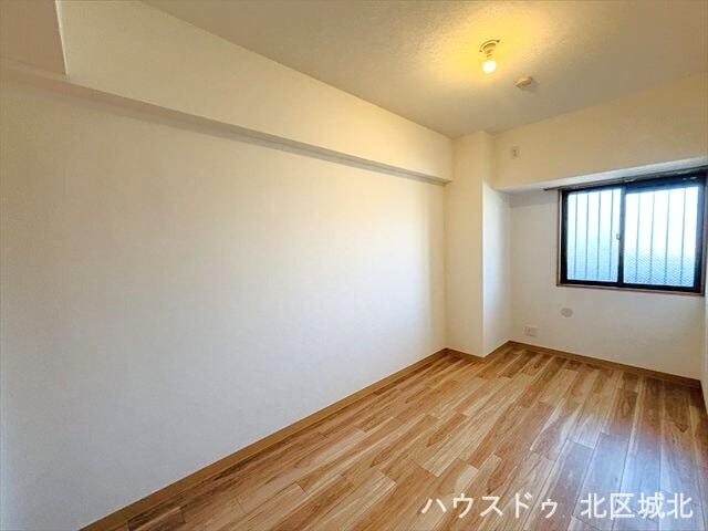 6.4帖洋室:明るい木目と、白を基調としたお部屋です。