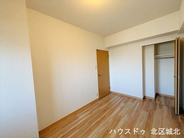 6.4帖洋室収納:ハンガーパイプや枕棚があらかじめついているので、お洋服もサッと片づける事が出来ます!