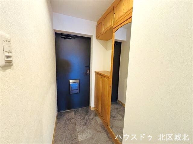 鏡の付いた玄関収納です。お出かけ前に身だしなみのチェックをすることができます。