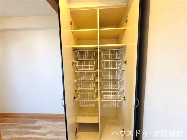 パントリー:調味料のストックや調理家電などをしまっておけるので便利です。