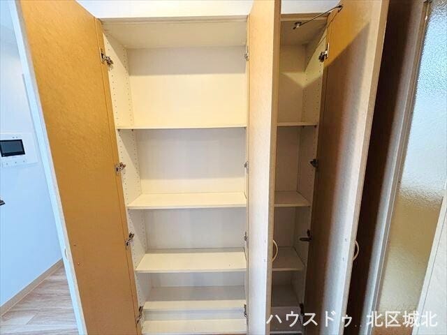 リビング収納:リビング収納はアイロンや手芸の道具などリビングで使うものを置いておくのに便利ですね。