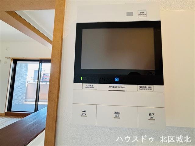 インターホンにモニターが付いているので、玄関まで行かずに来客の対応が出来ます!