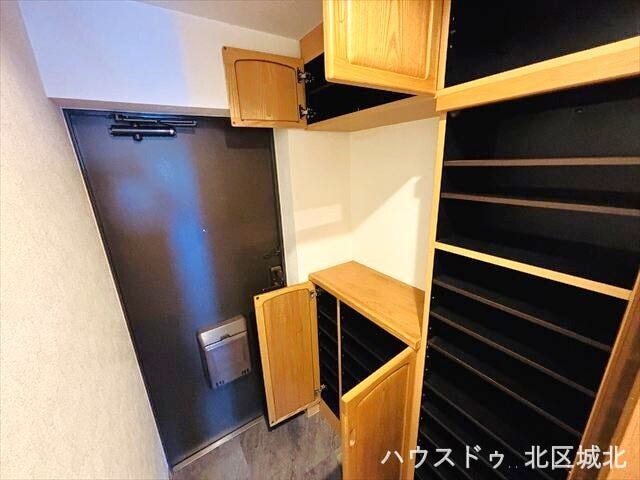 大型の玄関収納です。収納力があるので、ご家族の靴もたくさん保管できそうです。