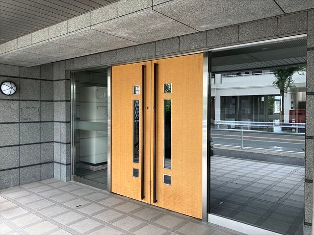 エントランスです。
大きな両開きドアになっています♪