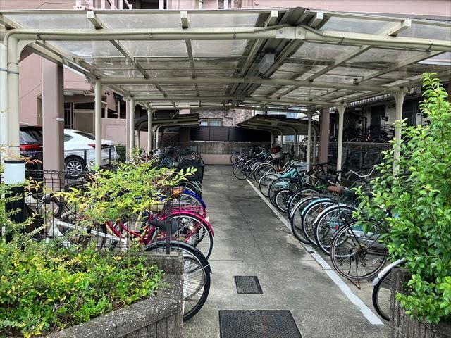 駐輪場です。屋根が付いていますので、自転車が雨で濡れることなく保管することができます。