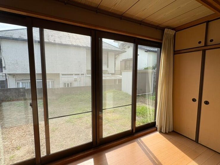 大きな窓で開放感あふれる広縁! 日光浴やお茶を楽しむのに最適です!