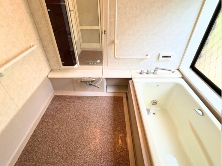 手すり付きで安心! 家族みんなが使いやすいバリアフリーに配慮した設計!