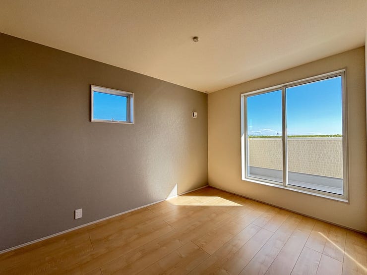 カラークロスがおしゃれな洋室です♪