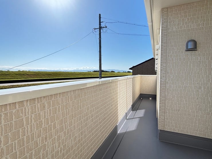 陽当り良好なバルコニーは、お洗濯ものがカラッと乾くのが嬉しいですね!