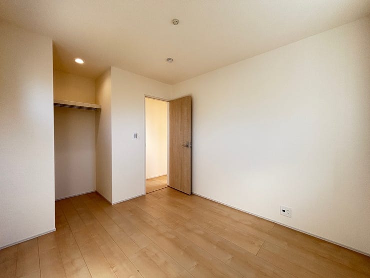 ウォークインクローゼットには枕棚とハンガーパイプもあります。