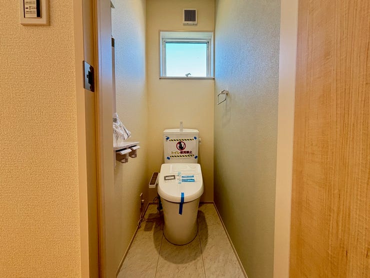 小窓付きのトイレは、換気もでき清潔に保てるのが嬉しいでいですね!