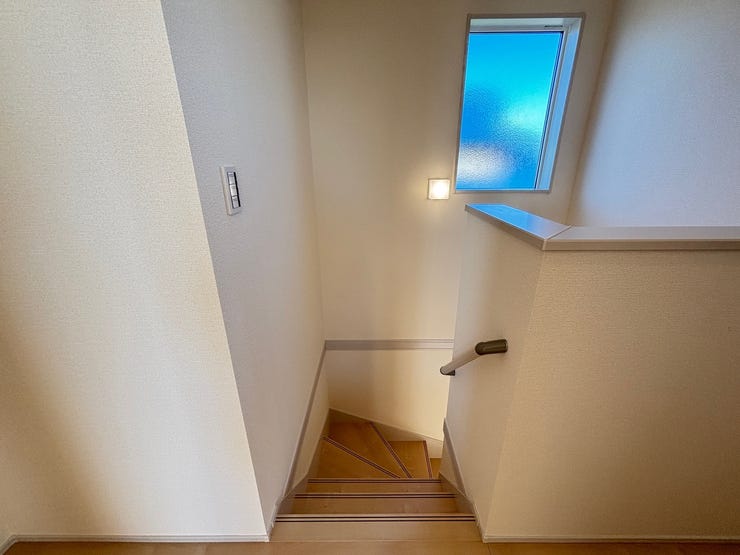 小窓と照明があり、明るい階段です!昇り降りも安心♪