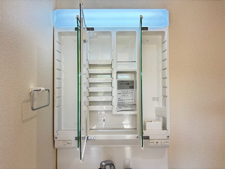 三面鏡の内側に収納完備!身支度に使うものがたっぷりと収納可能!朝の忙しい準備時も大変に便利です!