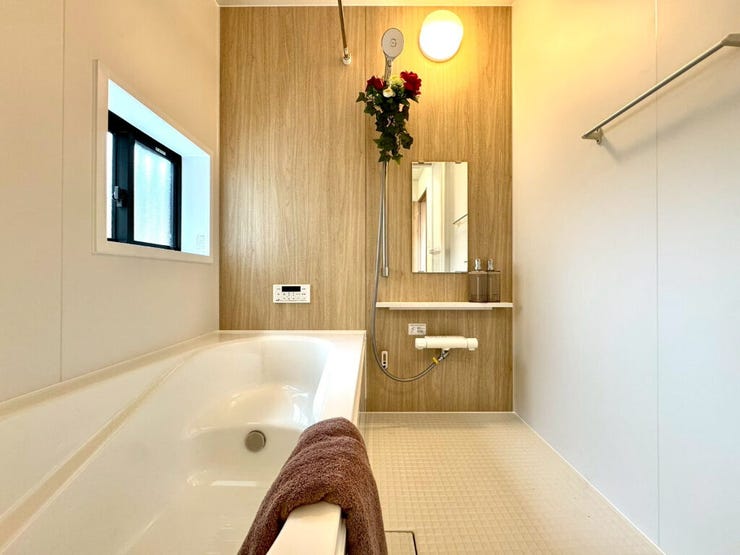 【Bathroom】広く快適な浴室で、ゆったりとお湯に浸かるひとときをお楽しみいただけます。