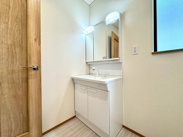 【Washroom】すっきりとしたデザインで、毎日の生活が快適に。収納も豊富な洗面所です。