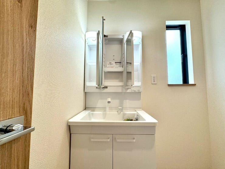 【Washroom】毎朝の準備がスムーズに。広めの洗面台と収納が使いやすい洗面所です。