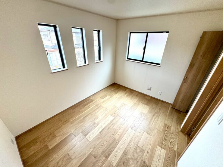 【Bedroom】クローゼット完備で収納力◎。家具の配置もしやすい機能的な洋室です。