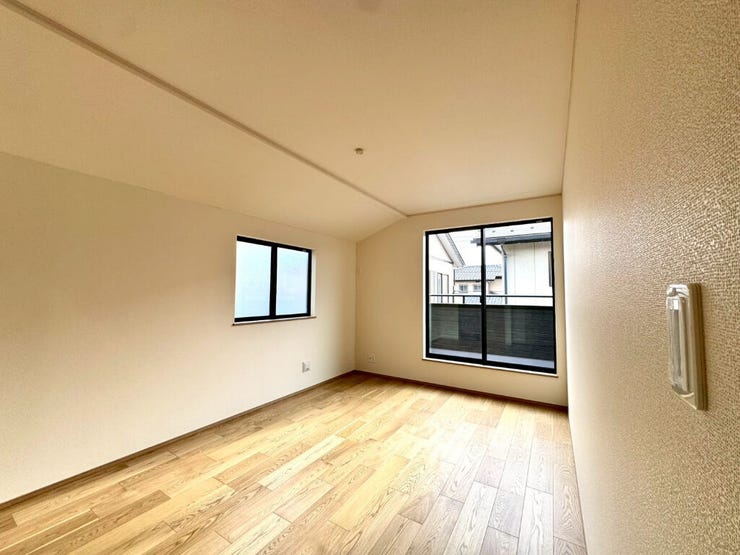 【Bedroom】明るく風通しの良い洋室。新築ならではの清潔感も魅力です。