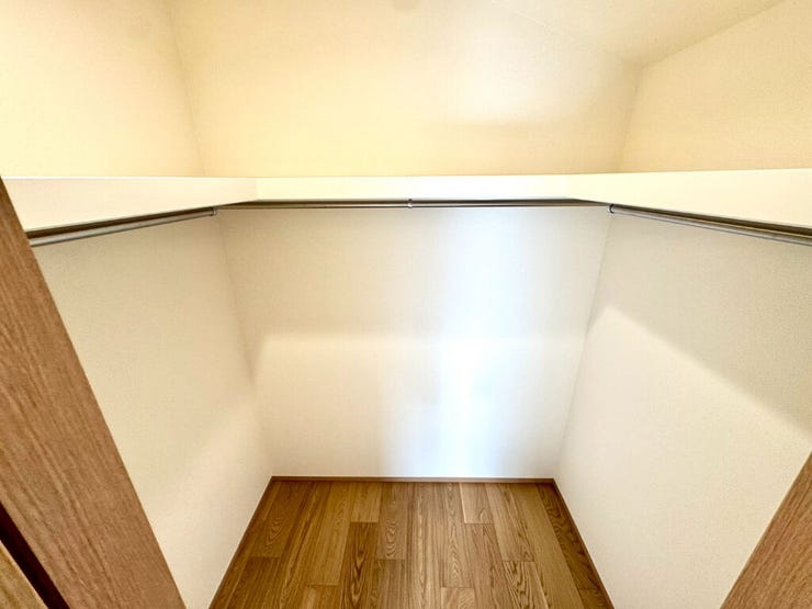 【WIC】広々としたウォークインクローゼットで、衣類や小物をすっきり収納できます。