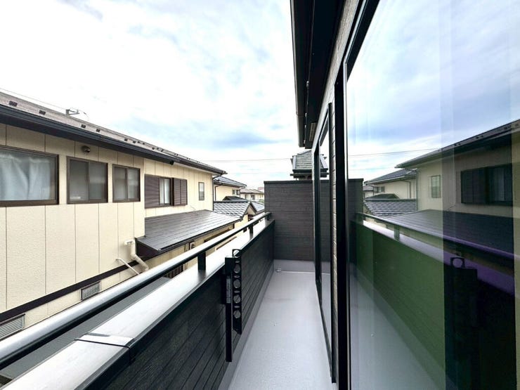 【Balcony】日当たりの良いバルコニーはお洗濯物がしっかり乾きやすく、毎日の家事にも重宝します。