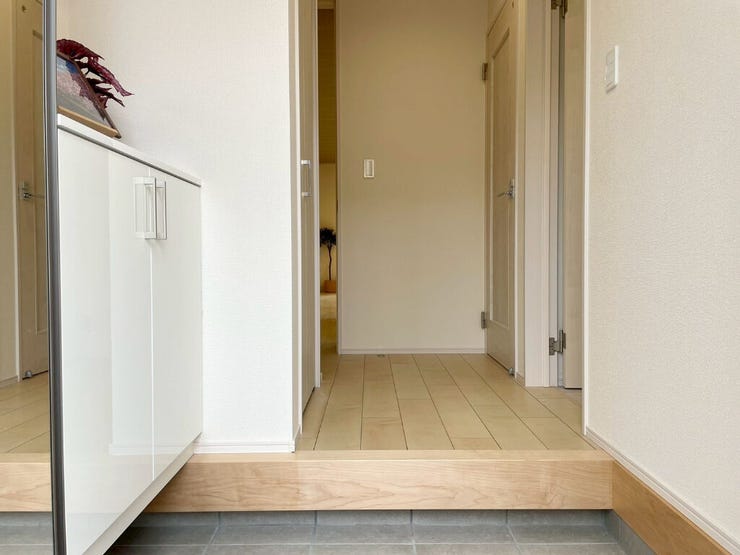 【Entrance】シューズボックス完備の玄関で、靴や小物もスッキリ収納できます。