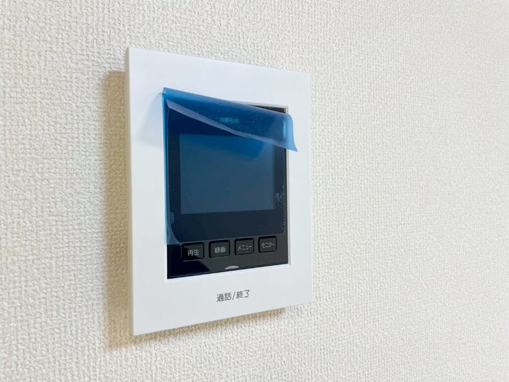 【Facilities】来訪者を確認できるモニター付きインターホンで、防犯面も安心です。