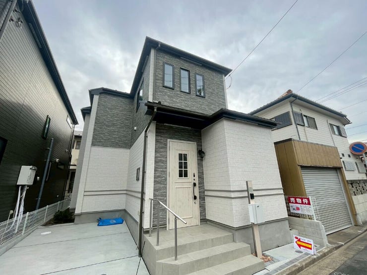 【Exterior】ゆとりのある駐車スペース付きで、車の出し入れもスムーズに行えます。