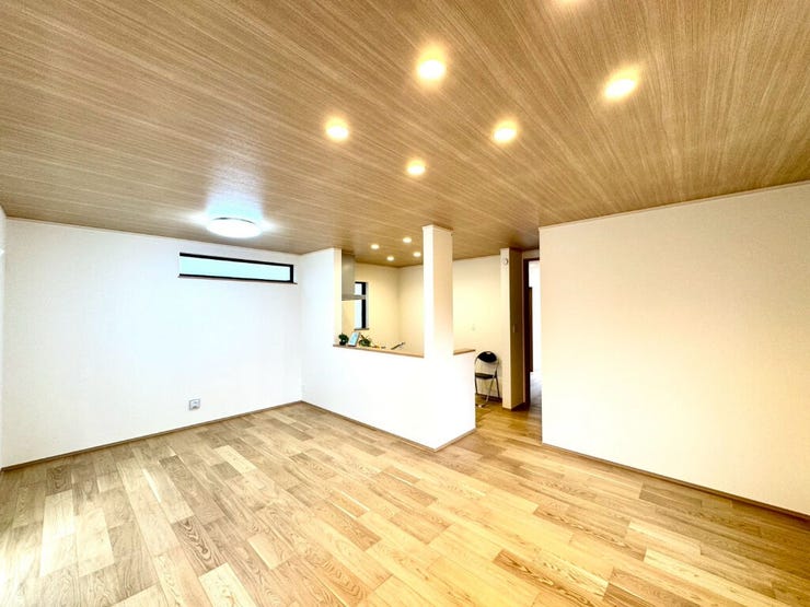 【Living】ぬくもり感じる木目天井。自然の質感が心地よい、落ち着いた空間を演出します。