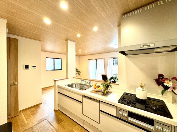 【kitchen】効率よく使える広々キッチン。収納力も高く、料理の時間がスムーズに。