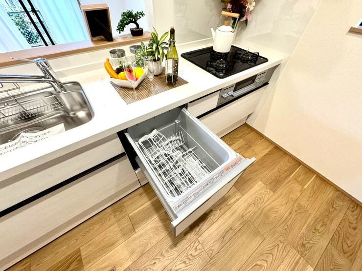 【kitchen】家事の時短に便利な食洗機付き。手洗い不要で毎日の負担を軽減します。