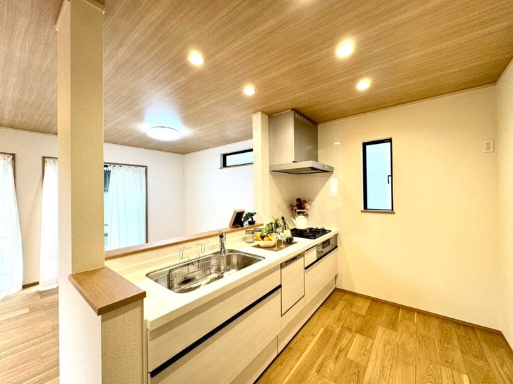 【kitchen】広めのキッチンは料理のしやすさを追求した設計。収納も豊富で作業がしやすい空間です。