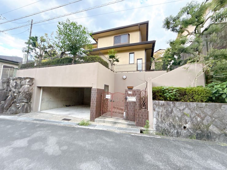 【外観】
「学園前駅」より徒歩約9分の立地◎