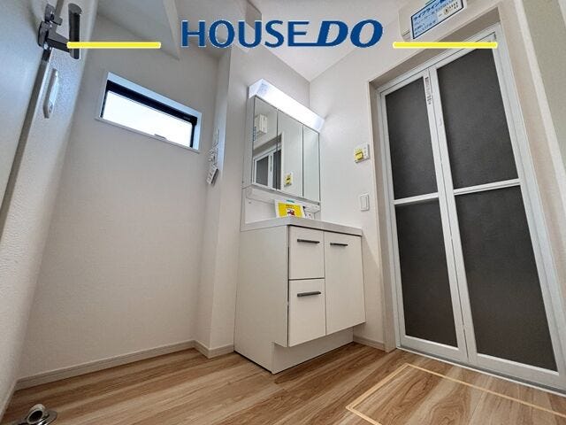 小窓付きで身支度もはかどります。