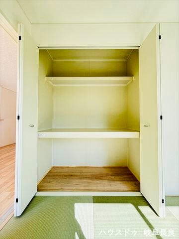 ≪6帖和室≫
押入れ収納は奥行きがあるので、衣装ケースや突っ張り棒を使って空間を有効活用できます!