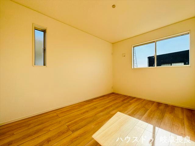 ≪6帖≫二面からの窓で明るさと風通しを確保した6畳洋室です。実用的な広さで子ども部屋や書斎にも適しており、快適な空間です。