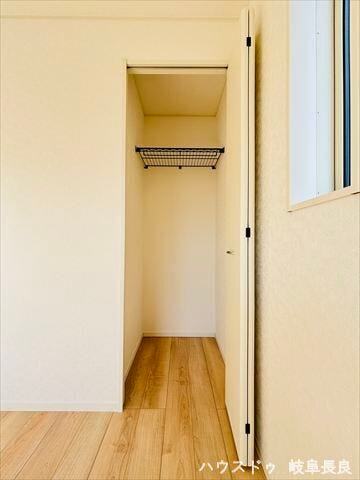 ≪6帖収納≫収納力が高くかさばる季節用品や家電もまとめて入るクローゼットです。工夫次第で空間を立体的に使い、お部屋を広く保てます。