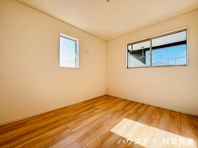 ≪5.7帖≫家具の配置がしやすく、様々な用途に活用できる洋室です。シンプルで清潔感のある空間は、快適なプライベートの時間を提供します。