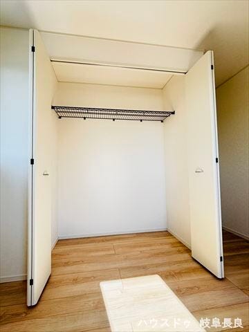 ≪5.7帖収納≫ゆとりのあるクローゼットです。お洒落を楽しむ方の洋服のコレクションも豊富に収納でき、日々のコーディネートを快適にサポートします。